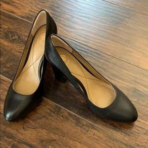 classic leather pump. Super comfortable use onces.